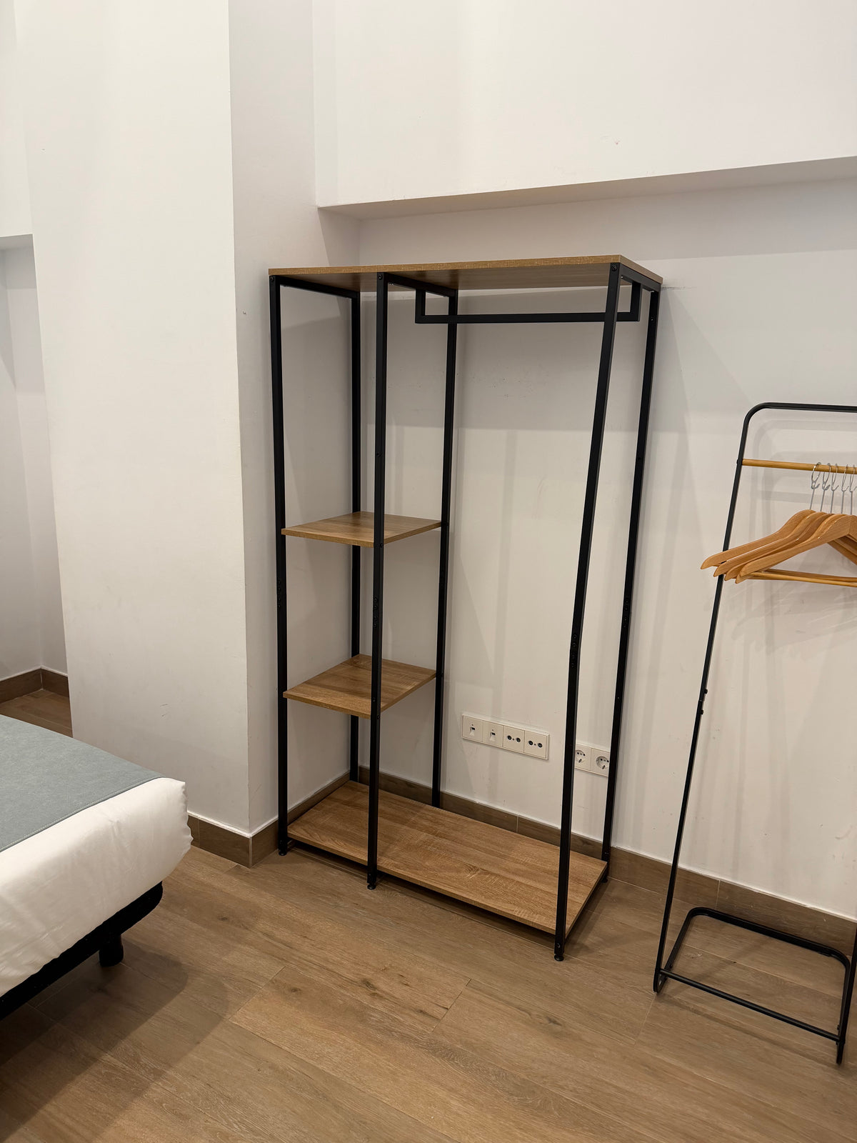 Mueble alto tipo armario/estantería metálica