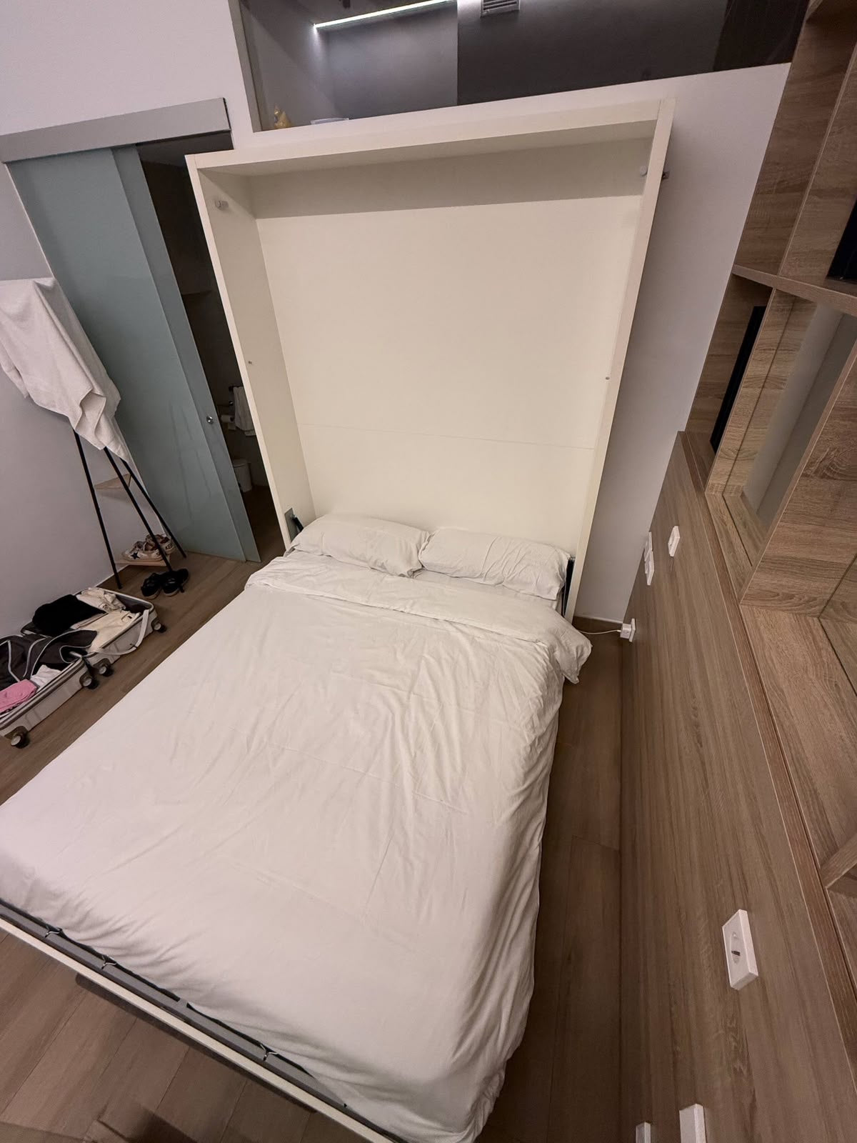 Cama abatible vertical de matrimonio, con colchón, integrada en un mueble multifunción
