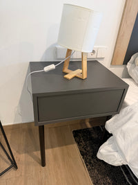 Mesa anclada gris (pequeña, pared)