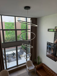 Lámpara colgante de techo, con 4 aros (grande, salón de doble altura)