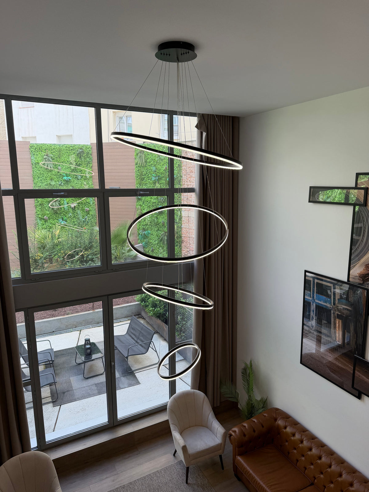Lámpara colgante de techo, con 4 aros (grande, salón de doble altura)