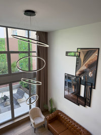 Lámpara colgante de techo, con 4 aros (grande, salón de doble altura)