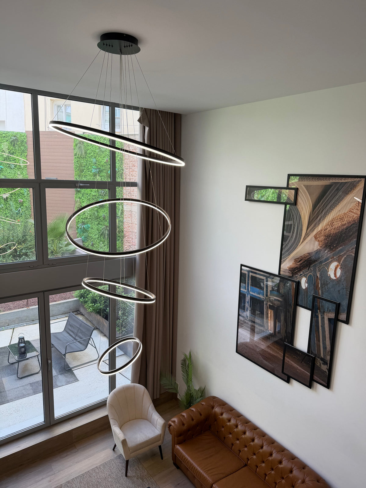 Lámpara colgante de techo, con 4 aros (grande, salón de doble altura)
