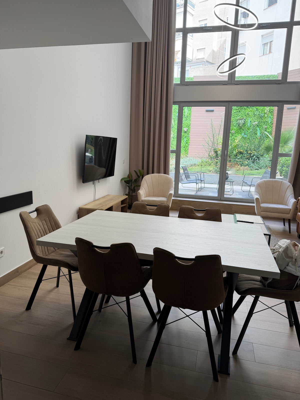 Mesa de comedor beige (6 comensales)
