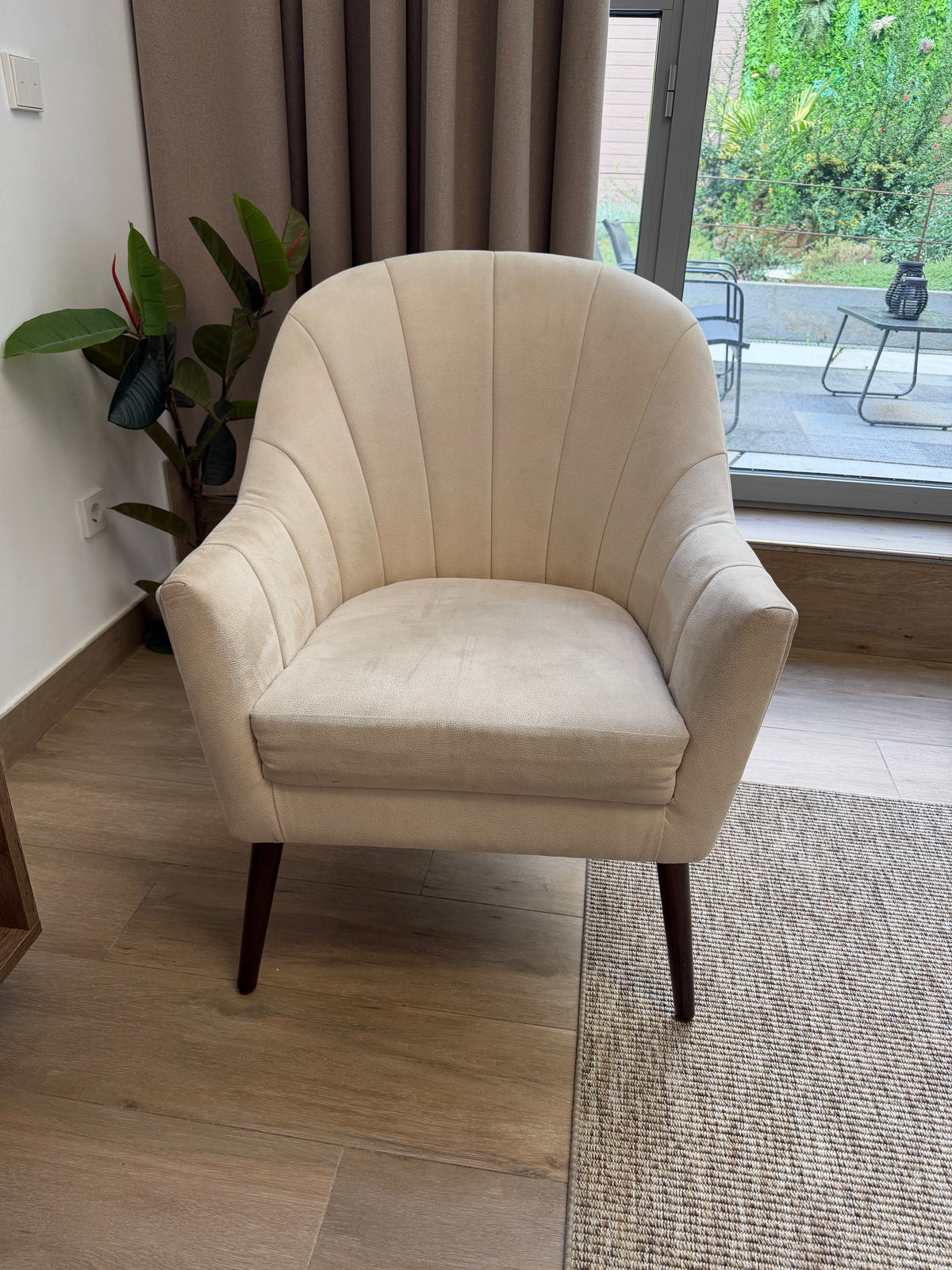Sillón beige tipo concha