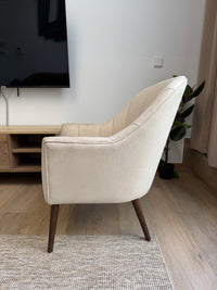 Sillón beige tipo concha