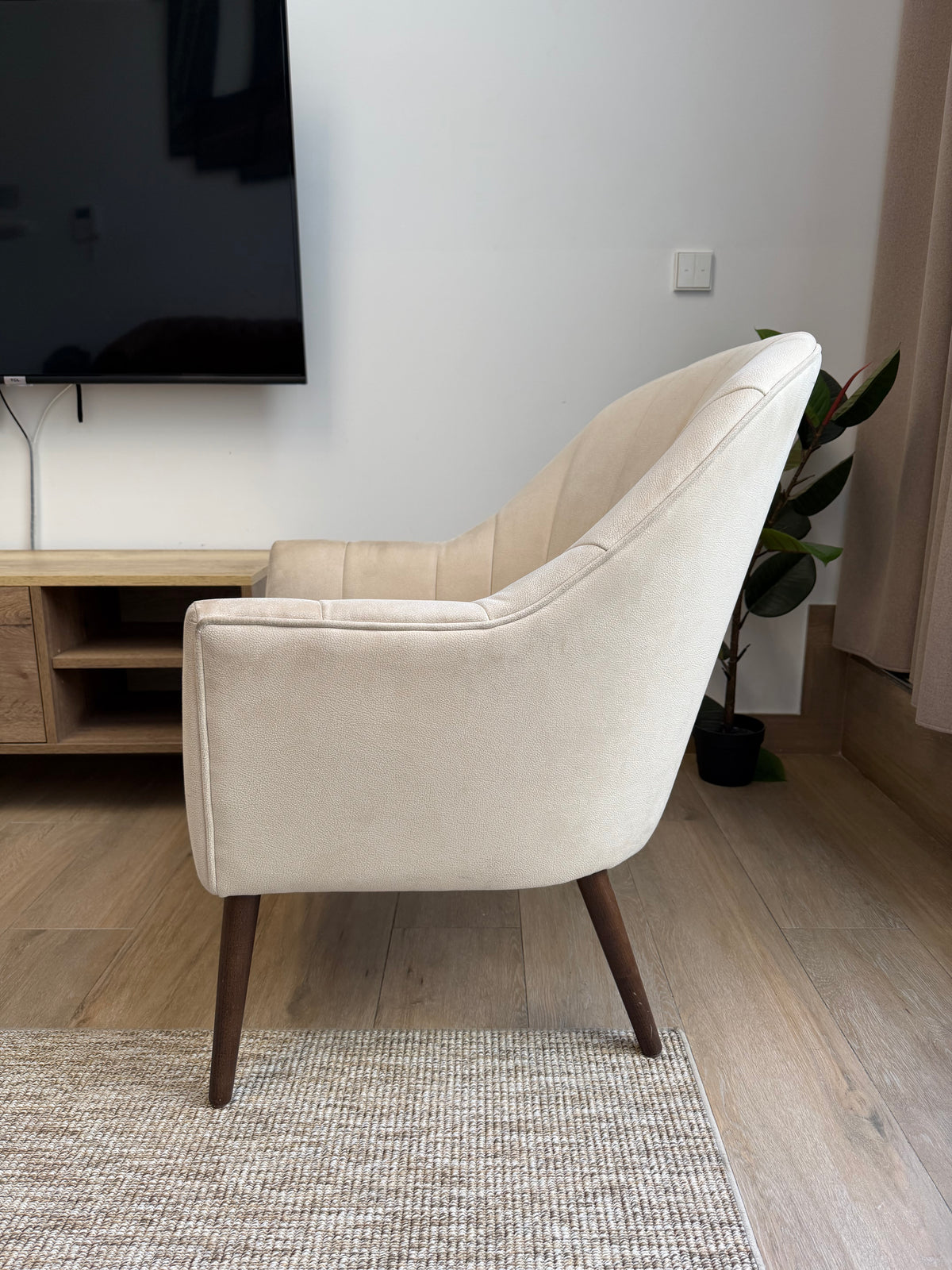 Sillón beige tipo concha