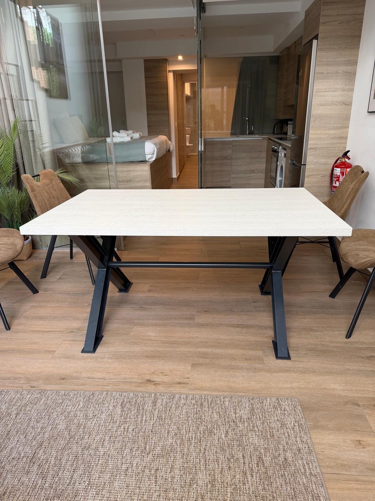 Mesa de comedor beige (6 comensales)