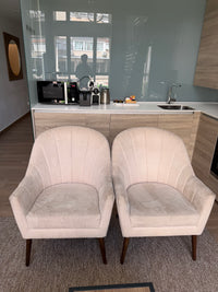 Sillón beige tipo concha