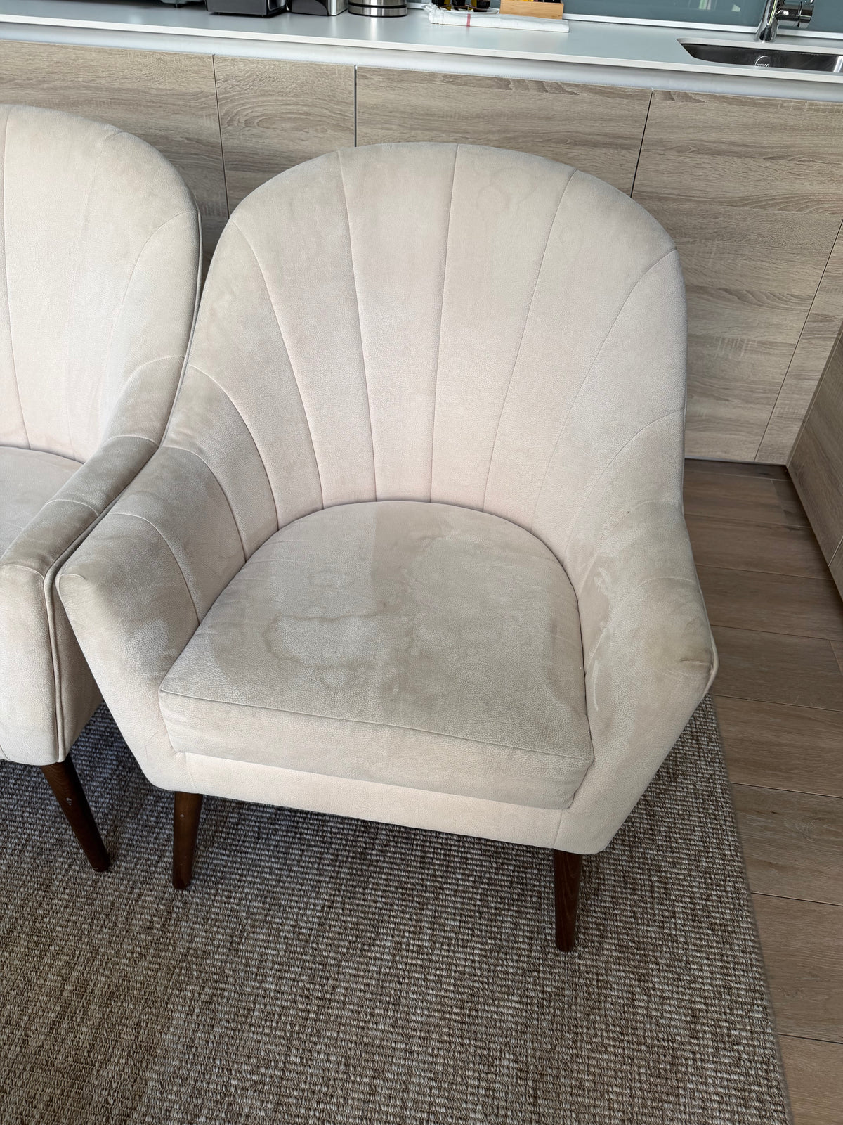 Sillón beige tipo concha