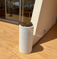 Macetero cilíndrico blanco de terraza