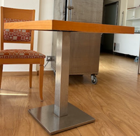 Mesa de comedor con base metálica
