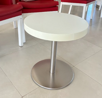 Mesa auxiliar redonda con base cromada