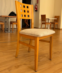 Silla de comedor con respaldo calado