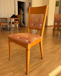 Silla de comedor tapizada de cuadros naranjas