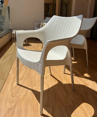 Silla con brazos de rattán sintético blanco