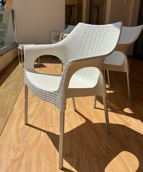 Silla con brazos de rattán sintético blanco