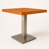 Mesa de comedor con base metálica
