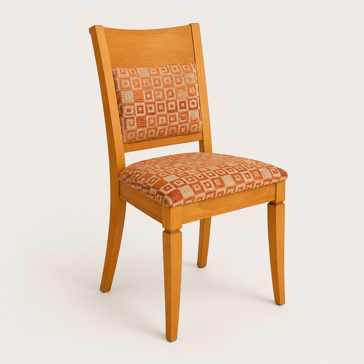 Silla de comedor tapizada de cuadros naranjas