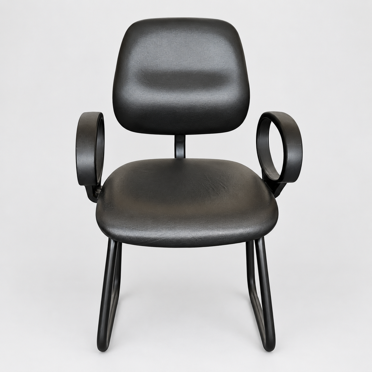 Silla negra efecto cuero