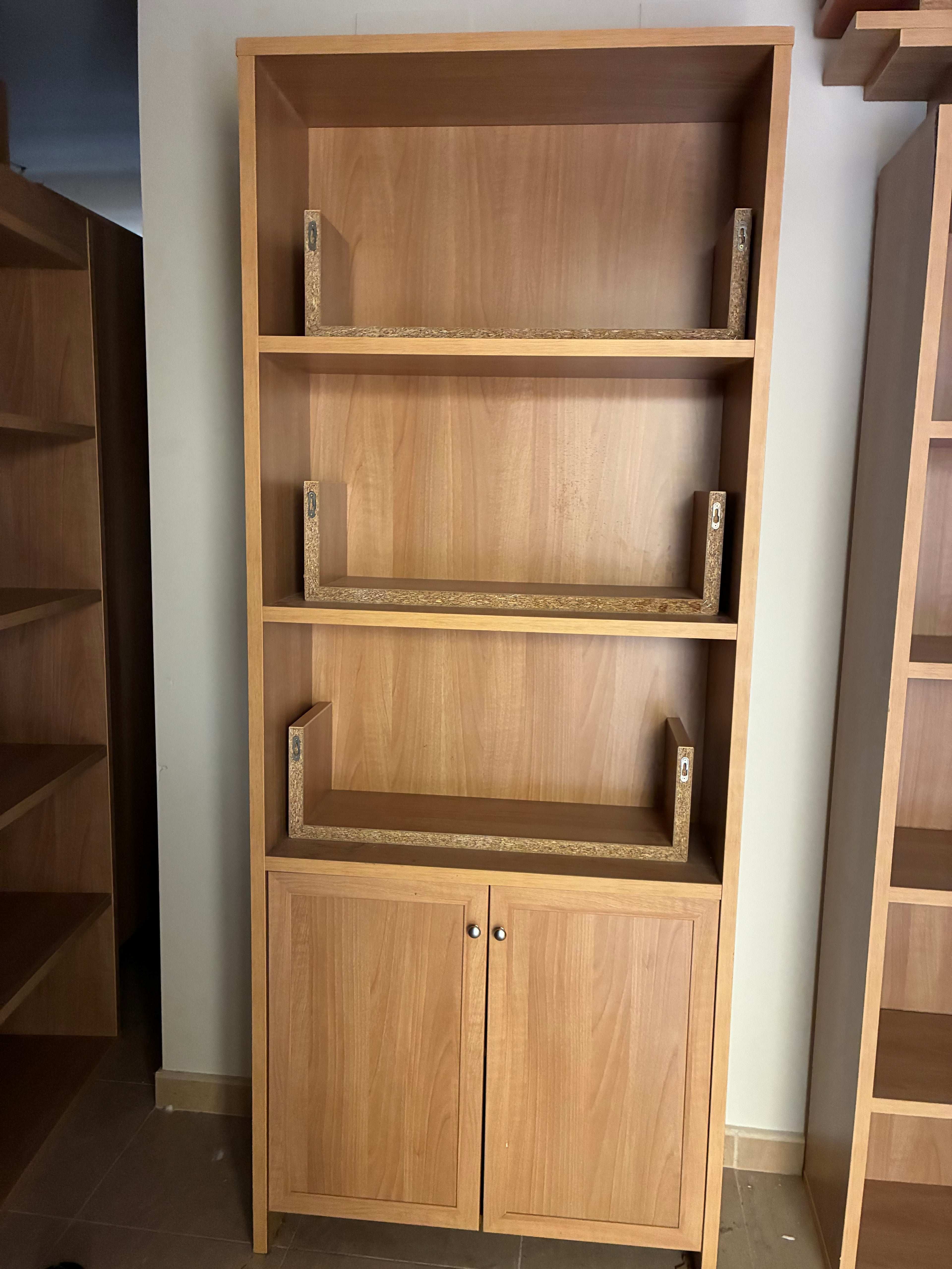 Estantería alta de madera clara