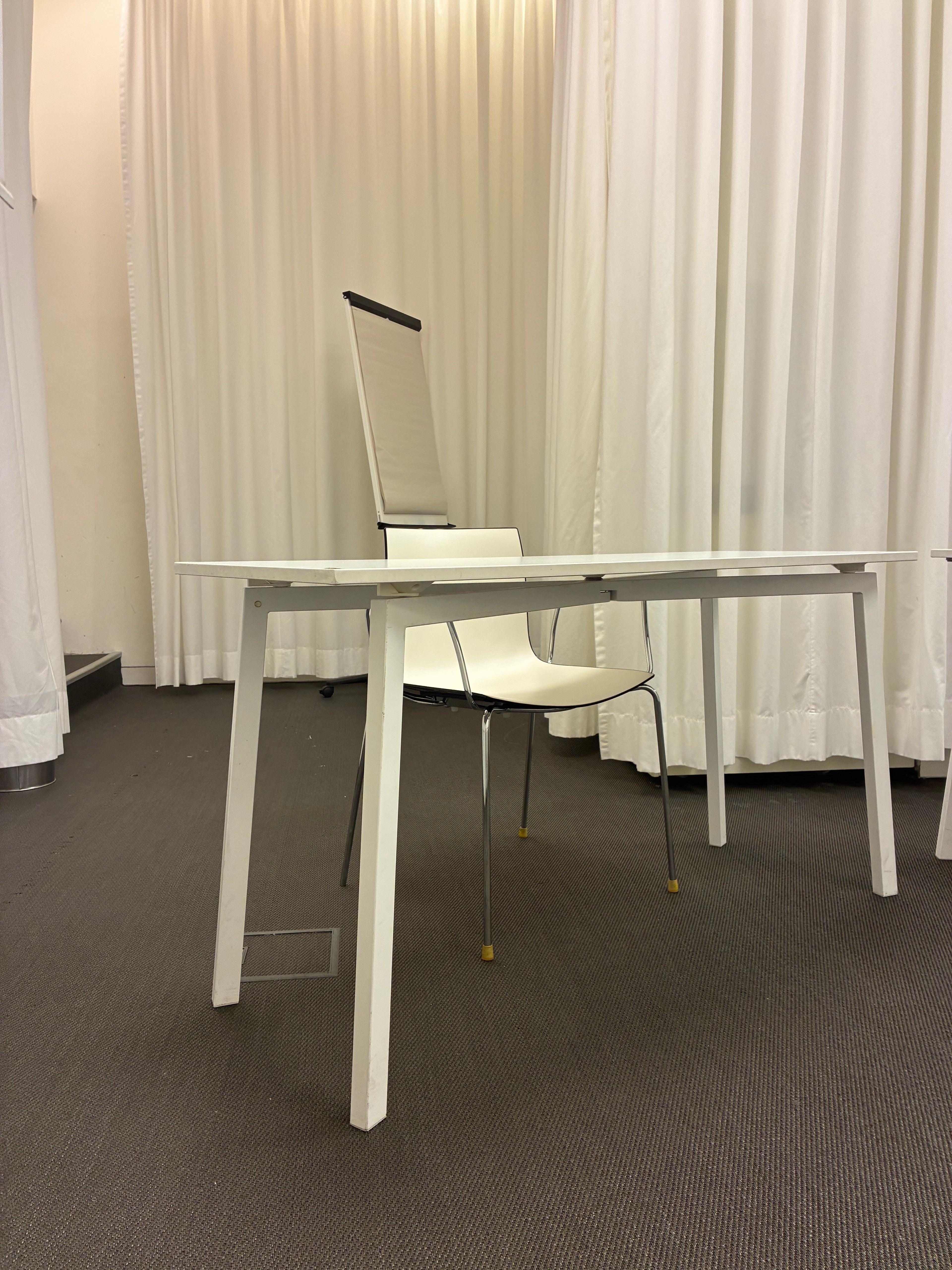 Mesa branca de escritório (120x45cm)