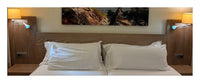 Cabecero de cama con apliques de lectura integrados
