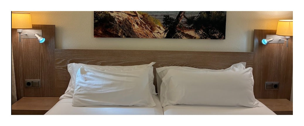 Cabecero de cama con apliques de lectura integrados