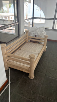 Sofá de Madera Clara