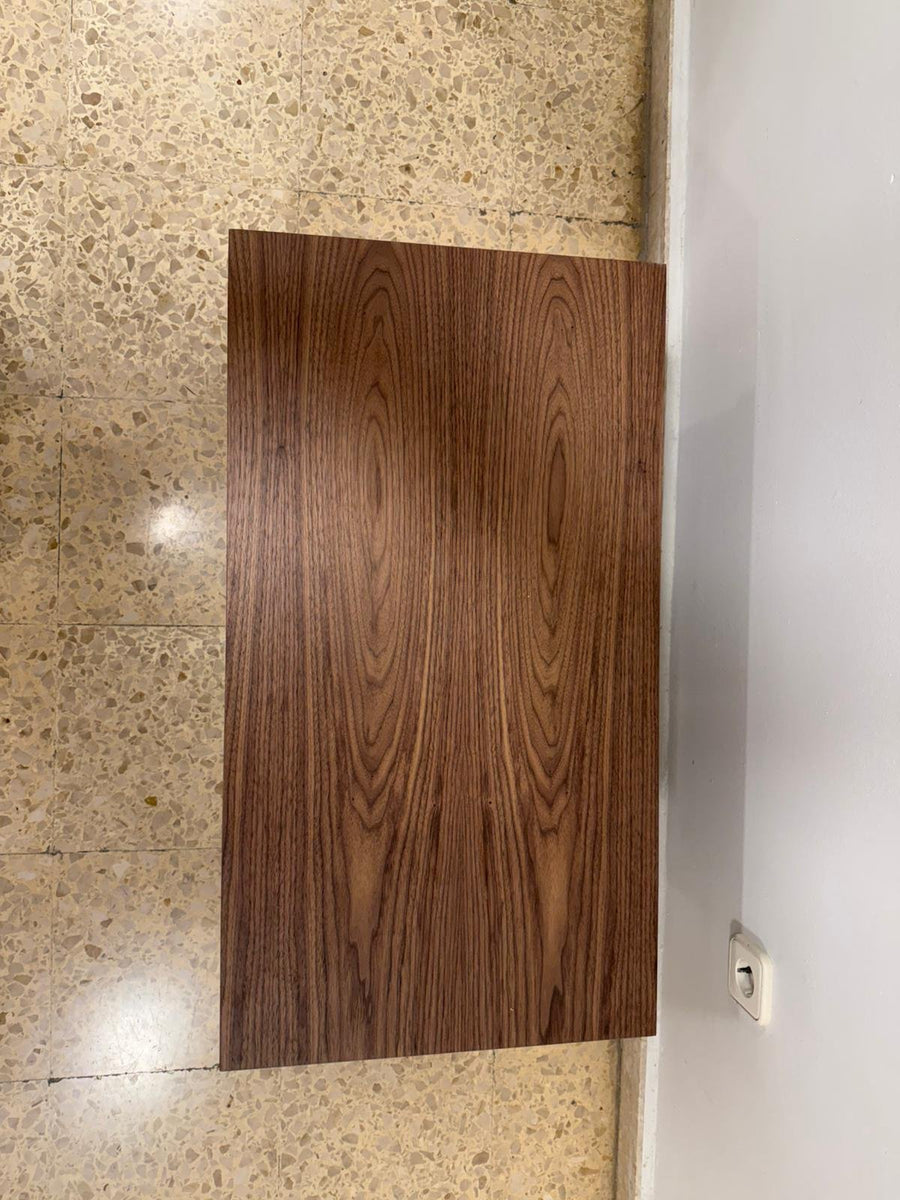 Table basse en bois foncé