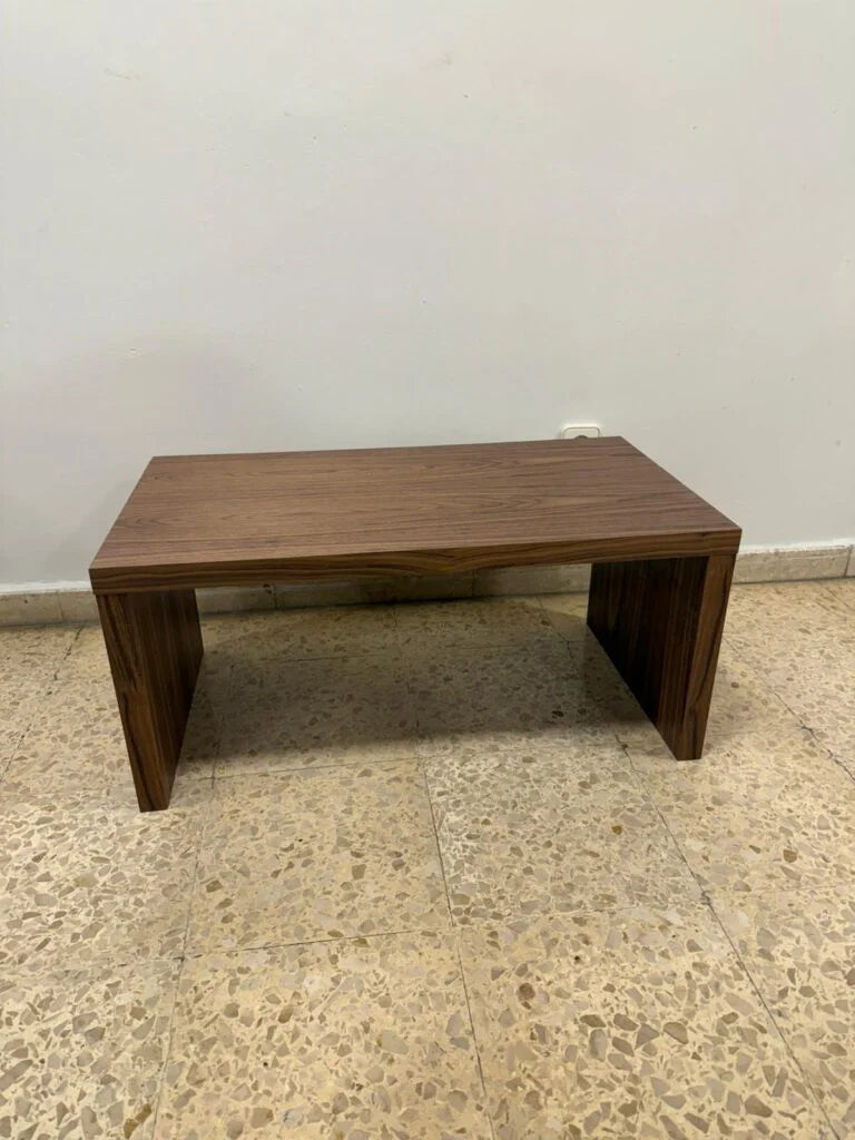 Table basse en bois foncé