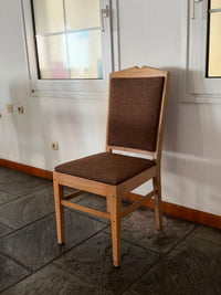 Silla de madera tapizada en marrón