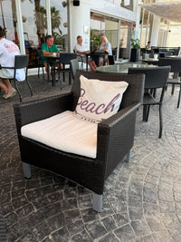Sillón de mimbre con cojín