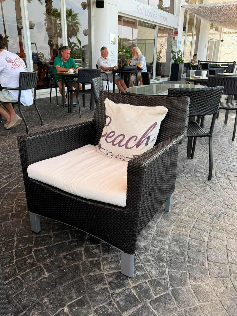 Sillón de mimbre con cojín