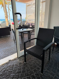 Silla de terraza con brazos en rattán