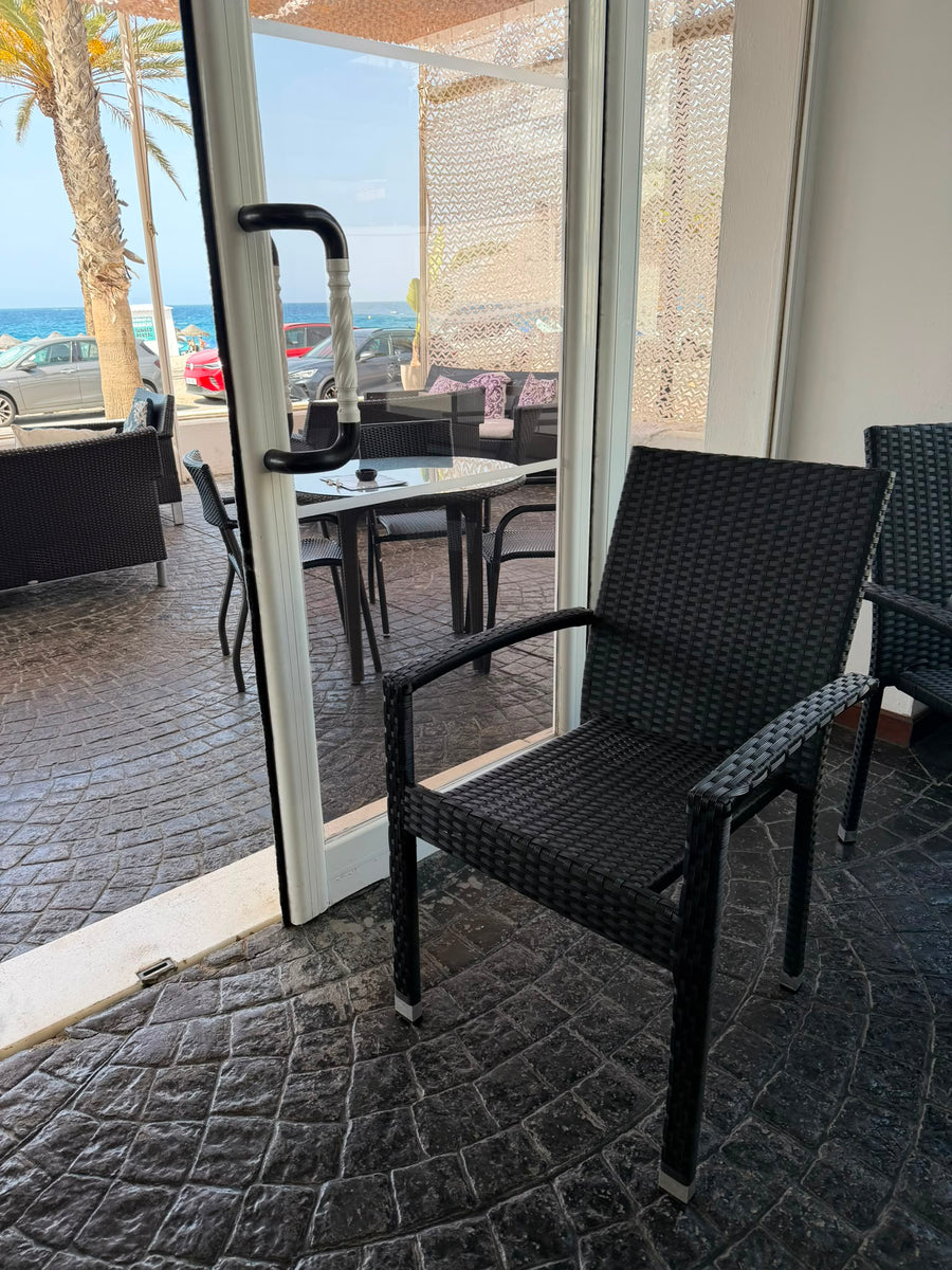 Silla de terraza con brazos en rattán
