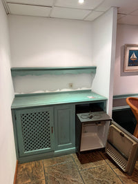 Mueble minibar lacado verde agua con nevera