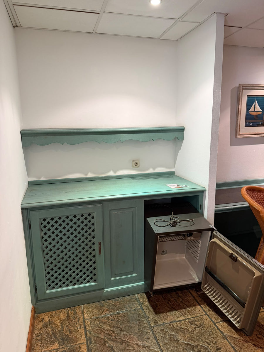 Mueble minibar lacado verde agua con nevera