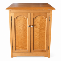 Mueble auxiliar de madera con dos puertas