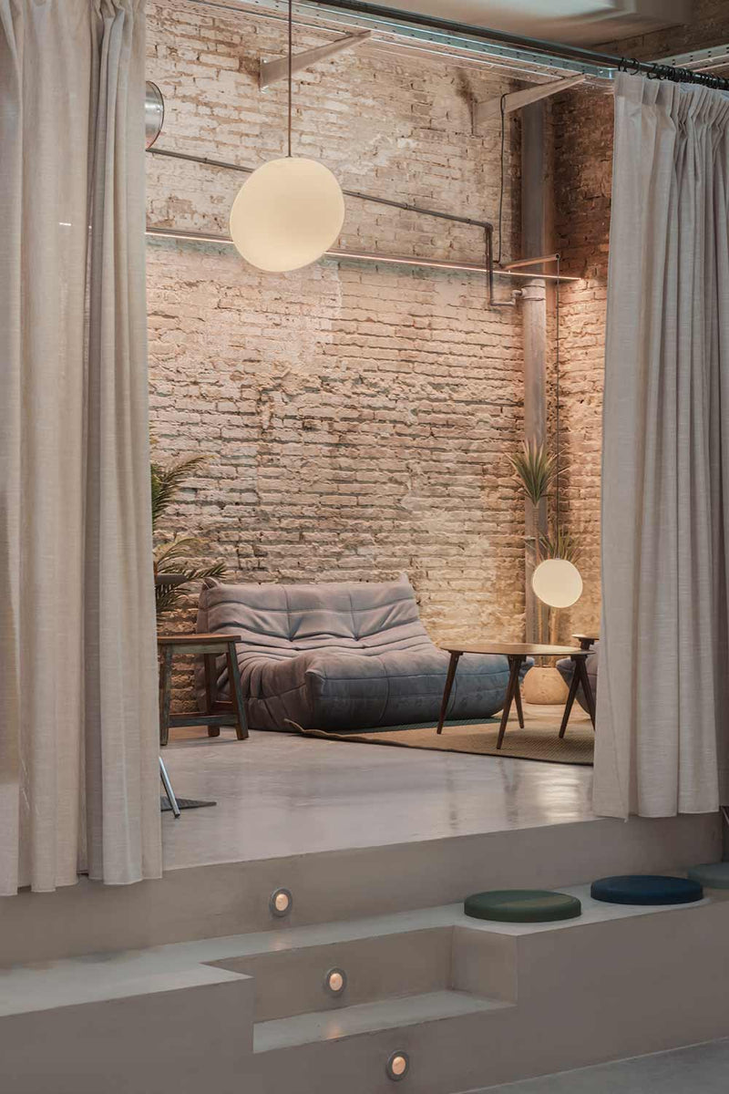 Sofás y mobiliario de descanso de diseñador para diferentes espacios del hotel.