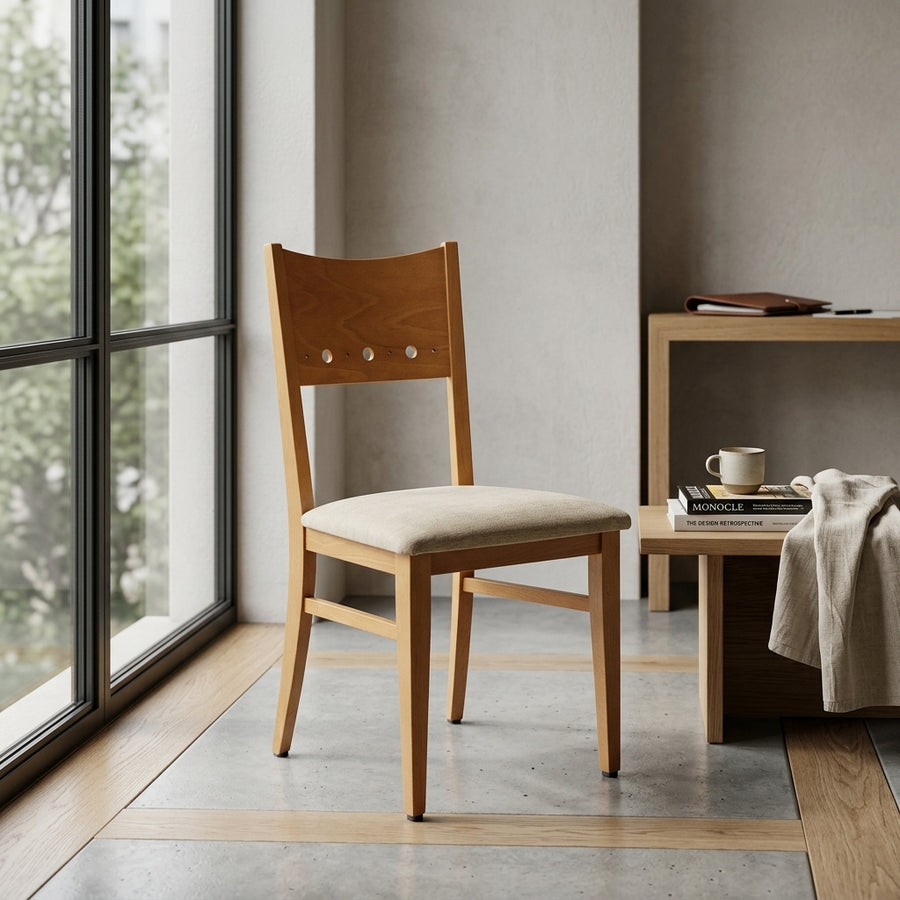 Chaise en bois sans accoudoirs