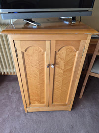 Mueble auxiliar de madera con dos puertas