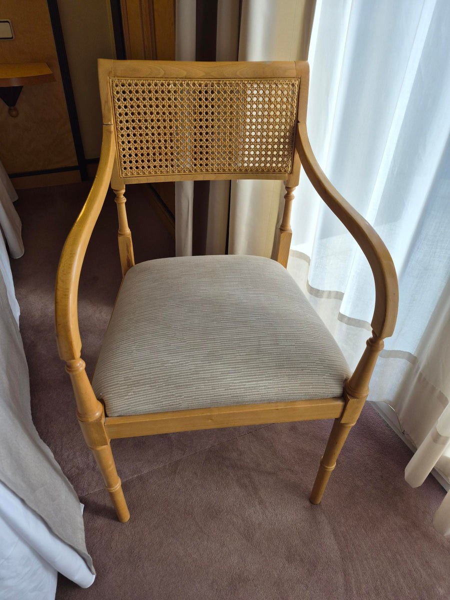 Silla de madera de habitación