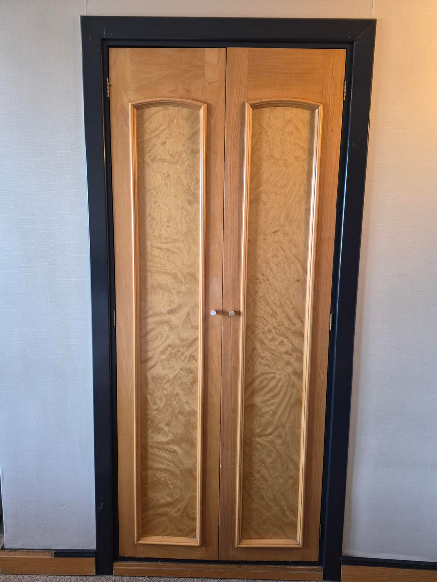 Juego de puertas de armario en madera