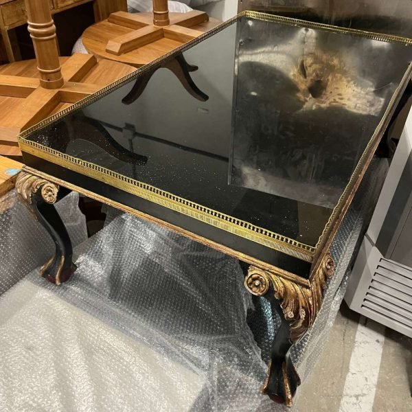 Table basse en bois brun avec plateau en verre