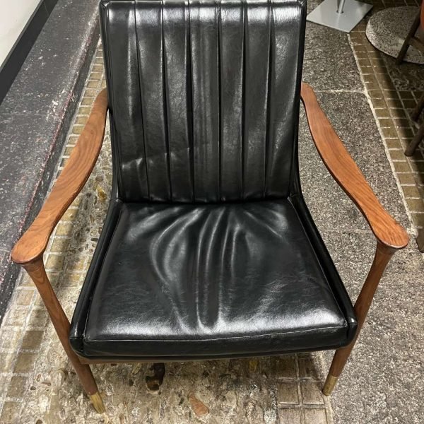 Silla de cuero negro con estructura de madera - Imagen 3