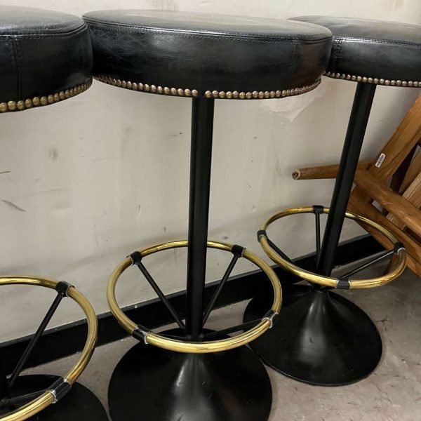 Tabouret en cuir noir avec repose-pieds