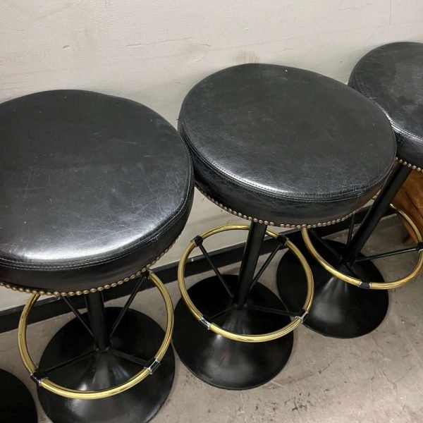 Tabouret en cuir noir avec repose-pieds – Image 3