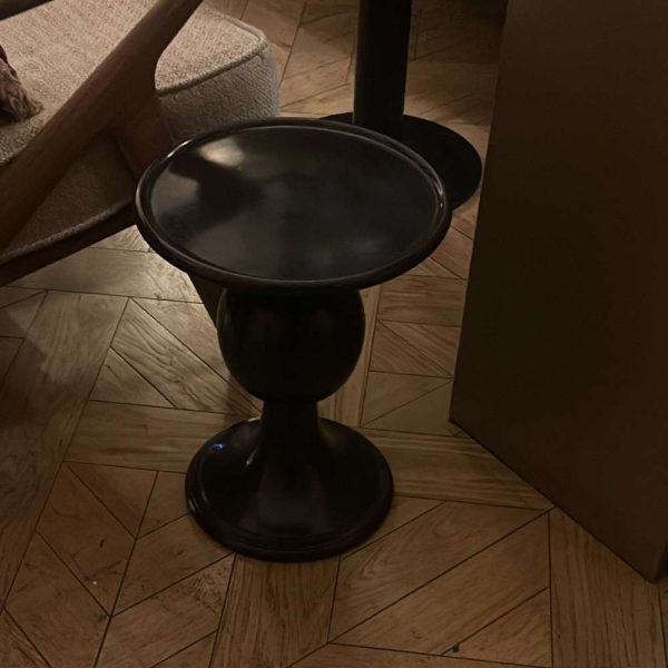 Mesa con superficie reposabolso