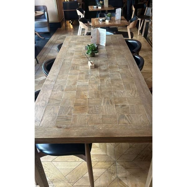 Mesa de comedor de madera